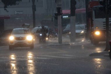 Yağmur, Sao Paulo 'daki araba akışını ve insanları etkiliyor. 19 Mart 2021, Sao Paulo, Brezilya: Nove de Julho Viaduct 'taki Sao Paulo şehrinde trafik akışını etkileyen araba ve insan hareketleri