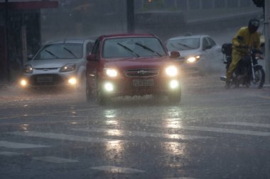 Yağmur, Sao Paulo 'daki araba akışını ve insanları etkiliyor. 19 Mart 2021, Sao Paulo, Brezilya: Nove de Julho Viaduct 'taki Sao Paulo şehrinde trafik akışını etkileyen araba ve insan hareketleri