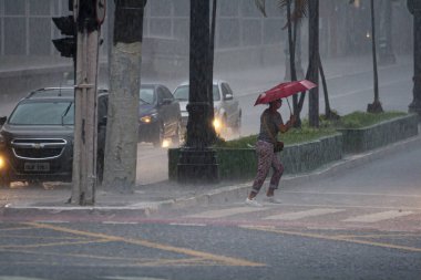 Yağmur, Sao Paulo 'daki araba akışını ve insanları etkiliyor. 19 Mart 2021, Sao Paulo, Brezilya: Nove de Julho Viaduct 'taki Sao Paulo şehrinde trafik akışını etkileyen araba ve insan hareketleri