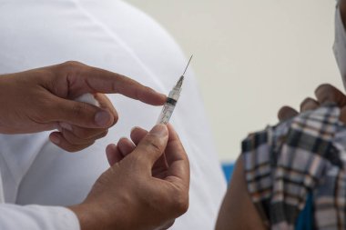  Sao Paulo 'da 80 yaşın üzerindeki yaşlı insanların aşısı. 1 Mart 2021, Sao Paulo, Brezilya: Bela Vista, Sao Paulo 'daki UBS HUMAITA' da (Temel Sağlık Birimi) 80 yaşın üzerindeki yaşlı insanlara karşı aşı