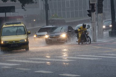 Yağmur, Sao Paulo 'daki araba akışını ve insanları etkiliyor. 19 Mart 2021, Sao Paulo, Brezilya: Nove de Julho Viaduct 'taki Sao Paulo şehrinde trafik akışını etkileyen araba ve insan hareketleri