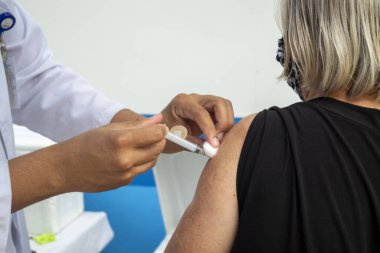  Sao Paulo 'da 80 yaşın üzerindeki yaşlı insanların aşısı. 1 Mart 2021, Sao Paulo, Brezilya: Bela Vista, Sao Paulo 'daki UBS HUMAITA' da (Temel Sağlık Birimi) 80 yaşın üzerindeki yaşlı insanlara karşı aşı