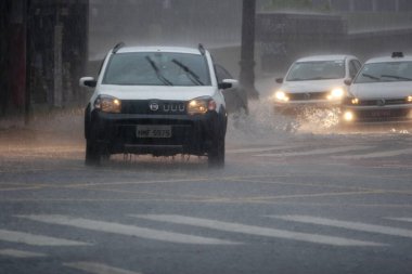 Yağmur, Sao Paulo 'daki araba akışını ve insanları etkiliyor. 19 Mart 2021, Sao Paulo, Brezilya: Nove de Julho Viaduct 'taki Sao Paulo şehrinde trafik akışını etkileyen araba ve insan hareketleri