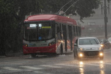 Yağmur, Sao Paulo 'daki araba akışını ve insanları etkiliyor. 19 Mart 2021, Sao Paulo, Brezilya: Nove de Julho Viaduct 'taki Sao Paulo şehrinde trafik akışını etkileyen araba ve insan hareketleri