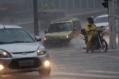 Yağmur, Sao Paulo 'daki araba akışını ve insanları etkiliyor. 19 Mart 2021, Sao Paulo, Brezilya: Nove de Julho Viaduct 'taki Sao Paulo şehrinde trafik akışını etkileyen araba ve insan hareketleri