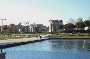  İtalya Kırmızı Bölge 'nin altında. 20 Mart 2021, Rimini, İtalya: Rimini, İtalya 'da kırmızı bölgede bir hafta sonu daha. Güneşte, birçok insan 