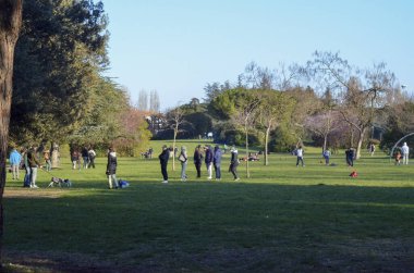 Rimini, İtalya 'da kilit altında. 21 Mart 2021 'de, Rimini, İtalya: COVID-19 virüsünün yayılmasını ve Rimini' deki tecrit planlarının bir parçası olarak, açılmaya devam eden süpermarketler hariç tüm dükkanlar kapatıldı