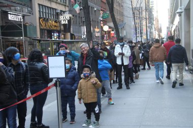 New York Şehir Sinema Salonları bugün yeniden açılıyor. 5 Mart 2021, New York, ABD: Andrew Cuomo, New York Eyaleti Valisi ve Belediye Başkanı Bill de Blasio, bugün için New York 'ta yeniden açılan sinema salonlarına yeşil ışık yaktı.