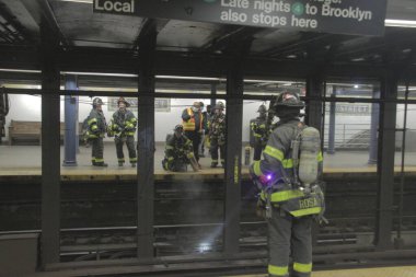 Manhattan 'da metro istasyonunda yangın. 23 Mart 2021, New York, ABD: 59. Cadde 'deki metro istasyonunda gece küçük bir yangın tespit edildi ve bunu durdurmak için itfaiyeciler hazır bulundu. Duman durduruldu. 