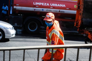  Protesto Sao Paulo 'da ağır araç trafiğine yol açtı. 23 Mart 2021, Sao Paulo, Brezilya: Joao Dia Otobüs Terminali yakınlarındaki protestocuların lastikleri yakması sonrasında, Sao Paulo 'nun güneyinde Avenida Joao Dias' ta yoğun araç trafiği