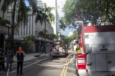 Sao Paulo 'da ticari bina alev aldı. 17 Mart 2021, Sao Paulo, Brezilya: Sao Paulo 'da iki katlı bir giyim mağazası yandı.