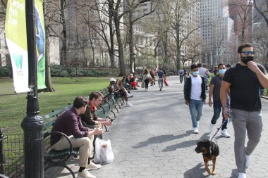 63F ile, New York 'lular güzel havanın tadını çıkarmak için Central Park' a akın ediyorlar. 9 Mart 2021, New York, ABD: 63F 'nin güzel ve güneşli havasıyla, New Yorklular eğlenmeye ve iyi havanın tadını çıkarmaya koşuyorlar