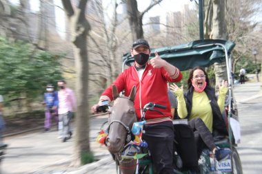 63F ile, New York 'lular güzel havanın tadını çıkarmak için Central Park' a akın ediyorlar. 9 Mart 2021, New York, ABD: 63F 'nin güzel ve güneşli havasıyla, New Yorklular eğlenmeye ve iyi havanın tadını çıkarmaya koşuyorlar