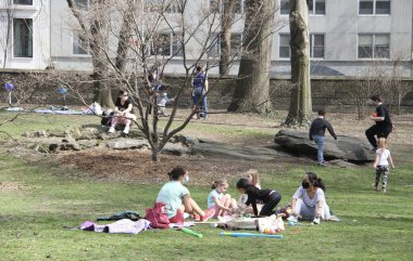 63F ile, New York 'lular güzel havanın tadını çıkarmak için Central Park' a akın ediyorlar. 9 Mart 2021, New York, ABD: 63F 'nin güzel ve güneşli havasıyla, New Yorklular eğlenmeye ve iyi havanın tadını çıkarmaya koşuyorlar