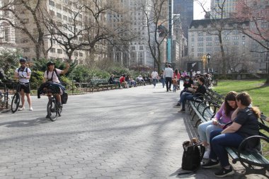 63F ile, New York 'lular güzel havanın tadını çıkarmak için Central Park' a akın ediyorlar. 9 Mart 2021, New York, ABD: 63F 'nin güzel ve güneşli havasıyla, New Yorklular eğlenmeye ve iyi havanın tadını çıkarmaya koşuyorlar