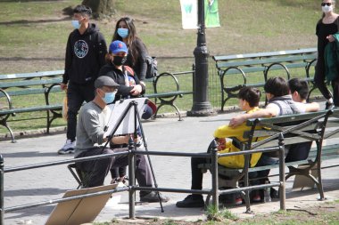 63F ile, New York 'lular güzel havanın tadını çıkarmak için Central Park' a akın ediyorlar. 9 Mart 2021, New York, ABD: 63F 'nin güzel ve güneşli havasıyla, New Yorklular eğlenmeye ve iyi havanın tadını çıkarmaya koşuyorlar