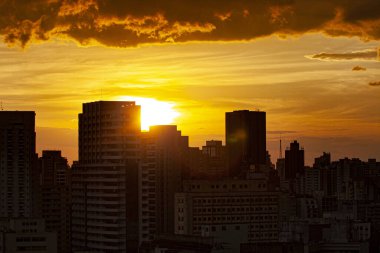Sao Paulo 'da günbatımı. 28 Mart 2021, Sao Paulo, Brezilya: Sao Paulo 'nun merkez bölgesinde bulutlu gökyüzü ile güzel bir gün batımı