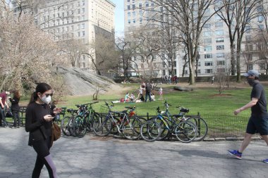 63F ile, New York 'lular güzel havanın tadını çıkarmak için Central Park' a akın ediyorlar. 9 Mart 2021, New York, ABD: 63F 'nin güzel ve güneşli havasıyla, New Yorklular eğlenmeye ve iyi havanın tadını çıkarmaya koşuyorlar