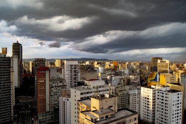 Sao Paulo 'da günbatımı. 28 Mart 2021, Sao Paulo, Brezilya: Sao Paulo 'nun merkez bölgesinde bulutlu gökyüzü ile güzel bir gün batımı