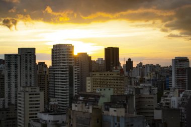 Sao Paulo 'da günbatımı. 28 Mart 2021, Sao Paulo, Brezilya: Sao Paulo 'nun merkez bölgesinde bulutlu gökyüzü ile güzel bir gün batımı