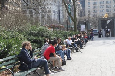 63F ile, New York 'lular güzel havanın tadını çıkarmak için Central Park' a akın ediyorlar. 9 Mart 2021, New York, ABD: 63F 'nin güzel ve güneşli havasıyla, New Yorklular eğlenmeye ve iyi havanın tadını çıkarmaya koşuyorlar