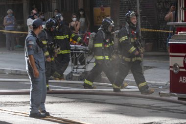 Sao Paulo 'da ticari bina alev aldı. 17 Mart 2021, Sao Paulo, Brezilya: Sao Paulo 'da iki katlı bir giyim mağazası yandı.