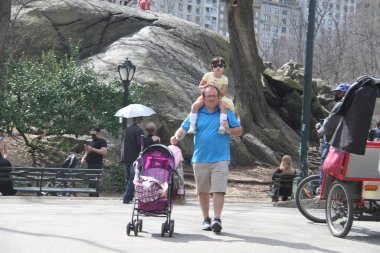 63F ile, New York 'lular güzel havanın tadını çıkarmak için Central Park' a akın ediyorlar. 9 Mart 2021, New York, ABD: 63F 'nin güzel ve güneşli havasıyla, New Yorklular eğlenmeye ve iyi havanın tadını çıkarmaya koşuyorlar