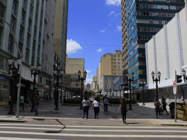 Curitiba 328 'inci yıldönümünü kutluyor. 29 Mart 2021, Curitiba, Parana, Brezilya: Curitiba şehri 328. kuruluş yıldönümünü kutluyor ve şu anda Kızıl Bayrak nedeniyle çoğu mağazanın açılma kısıtlamaları var 