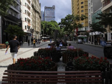 Curitiba 328 'inci yıldönümünü kutluyor. 29 Mart 2021, Curitiba, Parana, Brezilya: Curitiba şehri 328. kuruluş yıldönümünü kutluyor ve şu anda Kızıl Bayrak nedeniyle çoğu mağazanın açılma kısıtlamaları var 