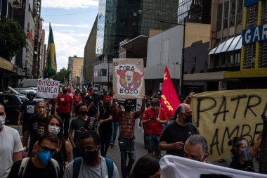 1964 askeri darbesini reddetme eylemi: 31 Mart 2021, Porto Alegre, Rio Grande do Sul, Brezilya: Protestocular 1964 askeri darbesini reddetmek amacıyla Porto Alegre 'nin tarihi merkezinde toplandı