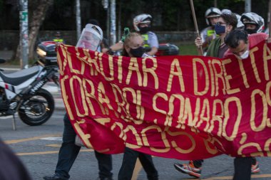 1964 yılında Brezilya 'da gerçekleştirilen askeri darbeyi reddetme eylemi: 31 Mart 2021, Sao Paulo, Brezilya: Protestocular 1964 askeri darbesini reddettikleri için Sao Paulo' daki Sao Sanat Müzesi 'nde (Masp) toplandılar.
