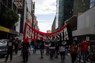 1964 askeri darbesini reddetme eylemi: 31 Mart 2021, Porto Alegre, Rio Grande do Sul, Brezilya: Protestocular 1964 askeri darbesini reddetmek amacıyla Porto Alegre 'nin tarihi merkezinde toplandı
