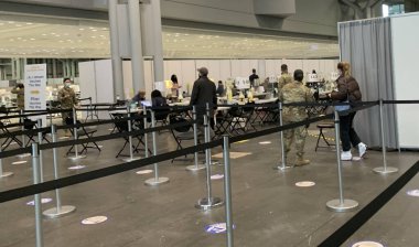 New York 'taki Cavits Center COVID-19 Aşılama Merkezi. 1 Nisan 2021, New York, ABD: Cavits merkezi 13 Ocak 2021 'de New York' taki insanlar için COVID-19 aşı merkezi olarak açıldı.