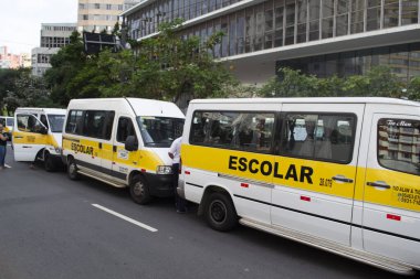 Sao Paulo 'daki okul minibüsü sürücülerinin protestosu. 5 Nisan 2021, Sao Paulo, Brezilya: Sao Paulo şehir merkezindeki Maria Paula viyadükünde Okul Van Sürücüleri ve Alternatif Taşımacılık.