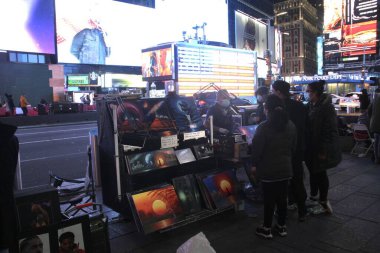 Paskalya kutlamaları sırasında Times Meydanı 'nda toplanan insanlar. 4 Nisan 2021, New York, ABD: Birçok insan bu Paskalya kutlamaları sırasında Times Meydanı 'nda toplanıyor, sokak satıcıları eğleniyor ve eğleniyor