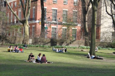 İnsanlar Paskalyayı Central Park 'ta kutluyor. 4 Nisan 2021, New York, ABD: İnsanlar sevdikleriyle Central Park 'ta Paskalya kutlaması yaparken, piknik yaparken, güneşli havanın keyfini çıkarırken, bisiklete binerken, patene binerken, scooterlara binerken, 