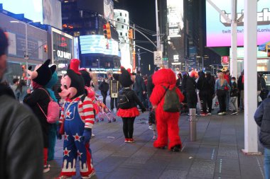 Paskalya kutlamaları sırasında Times Meydanı 'nda toplanan insanlar. 4 Nisan 2021, New York, ABD: Birçok insan bu Paskalya kutlamaları sırasında Times Meydanı 'nda toplanıyor, sokak satıcıları eğleniyor ve eğleniyor