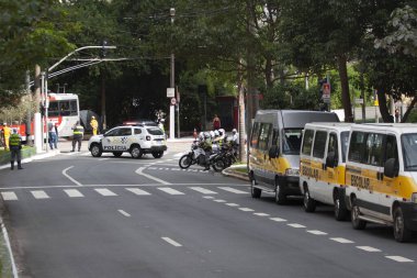 Sao Paulo 'daki okul minibüsü sürücülerinin protestosu. 5 Nisan 2021, Sao Paulo, Brezilya: Sao Paulo şehir merkezindeki Maria Paula viyadükünde Okul Van Sürücüleri ve Alternatif Taşımacılık
