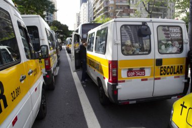 Sao Paulo 'daki okul minibüsü sürücülerinin protestosu. 5 Nisan 2021, Sao Paulo, Brezilya: Sao Paulo şehir merkezindeki Maria Paula viyadükünde Okul Van Sürücüleri ve Alternatif Taşımacılık