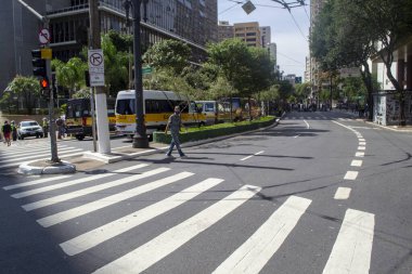 Sao Paulo 'daki okul minibüsü sürücülerinin protestosu. 5 Nisan 2021, Sao Paulo, Brezilya: Sao Paulo şehir merkezindeki Maria Paula viyadükünde Okul Van Sürücüleri ve Alternatif Taşımacılık