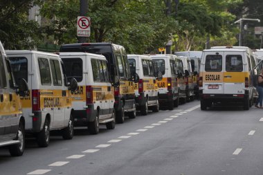 Sao Paulo 'daki okul minibüsü sürücülerinin protestosu. 5 Nisan 2021, Sao Paulo, Brezilya: Sao Paulo şehir merkezindeki Maria Paula viyadükünde Okul Van Sürücüleri ve Alternatif Taşımacılık