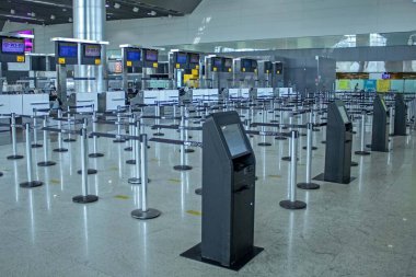 Guarulhos 'taki Sao Paulo Uluslararası Havaalanı' nda insan dolaşımı. 7 Nisan 2021, Guarulhos, Sao Paulo, Brezilya: Sao Paulo Uluslararası Havalimanı, Guarulhos, Sao Paulo 'da COVID-19