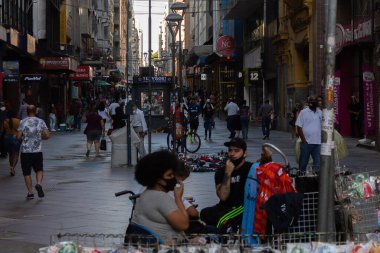 64 yaş ve üzeri kişilerin aşılanması Perşembe (08) günü başlayacak. 7 Nisan 2021, Porto Alegre, Rio Grande do Sul, Brezilya: Şehrin Belediye Sağlık Sekreterliği, Covid-19 'a karşı 64 yaş ve üzeri kişilere yönelik aşıyı genişletecek