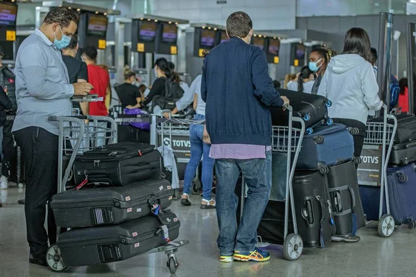 Movimento Pessoas Aeroporto Internacional São Paulo Guarulhos Abril 2021 Guarulhos — Fotografia de Stock