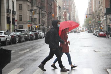  New York 'ta yağış insanların hareketini etkiliyor. 11 Nisan 2021, New York, ABD: New York şehrinin bugün boyunca yağmur yağacağı ve COVID-19 ortamında insanların hareketlerini etkileyeceği tahmin ediliyor.