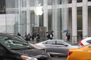  New York 'ta yağış insanların hareketini etkiliyor. 11 Nisan 2021, New York, ABD: New York şehrinin bugün boyunca yağmur yağacağı ve COVID-19 ortamında insanların hareketlerini etkileyeceği tahmin ediliyor.