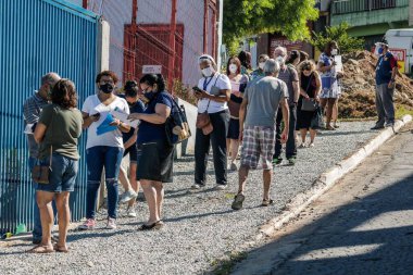 Guarulhos 'ta COVID-19' a karşı öğretmenlerin aşısı. 12 Nisan 2021, Guarulhos, Sao Paulo, Brezilya: Guarulhos şehri COVID-19 'a karşı öğretmenlerin aşılanmasına Continental Sky' da başladı.