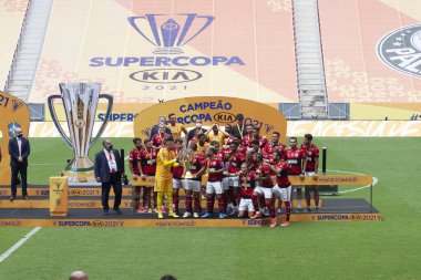 Flamengo Süper Kupa Finalini kazandı. 11 Nisan 2021, Brasilia, Federal Bölge, Brezilya: Flamengo oyuncuları Brezilya 'daki Mane Garrincha Stadyumu' nda oynanan Süper Kupa Finali 'nde Palmeiras' a karşı kazandıkları zaferi kutluyorlar. 