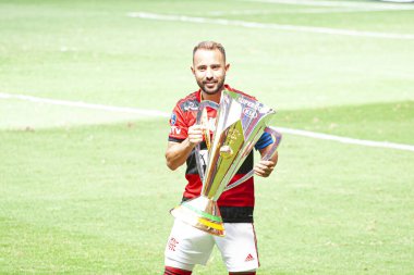 Flamengo Süper Kupa Finalini kazandı. 11 Nisan 2021, Brasilia, Federal Bölge, Brezilya: Flamengo oyuncuları Brezilya 'daki Mane Garrincha Stadyumu' nda oynanan Süper Kupa Finali 'nde Palmeiras' a karşı kazandıkları zaferi kutluyorlar. 