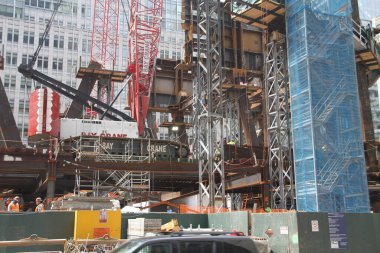 New York 'taki İngiliz Başkonsolosluğu cephesi. 9 Nisan 2021, New York, ABD: New York 'ta 2. Cadde' deki One Dag Hammarskjold Plaza 'daki İngiliz Başkonsolosluğu' nda az sayıda insan hareket halindedir. 